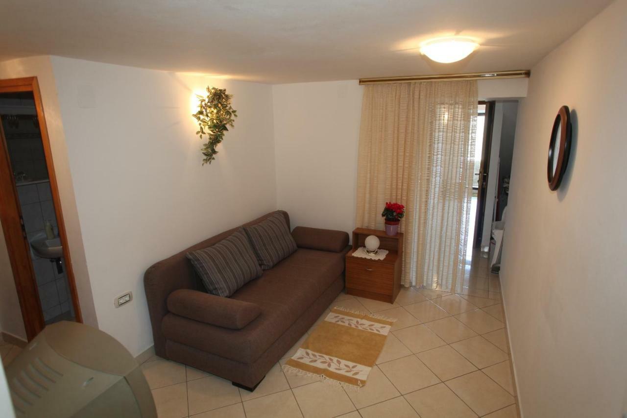 Accommodation Lily Vrana  Extérieur photo
